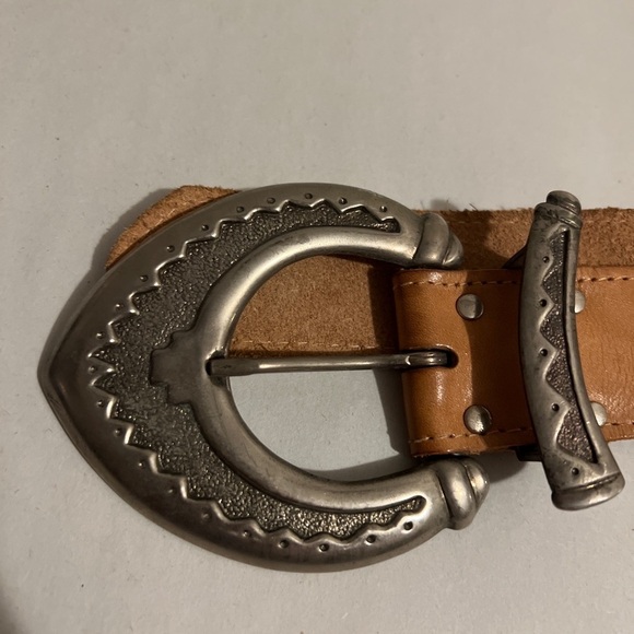 Vintage ACCESSORIES By PEARL Tan Leather Belt Metal Southwest Buckle Medium USA - Picture 2 of 8